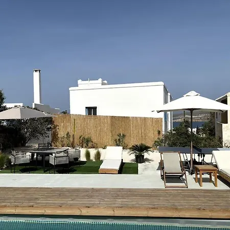 Minimal Grey Pool-front In Apartamento *