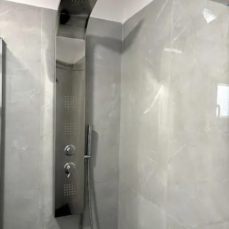 Appartamento Minimal Grey Pool-front In *