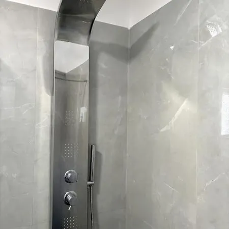 Appartamento Minimal Grey Pool-front In *