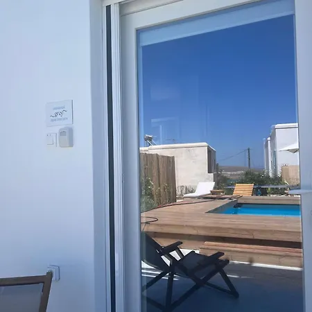Minimal Grey Pool-front In Appartamento