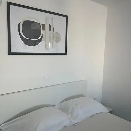 Appartamento Minimal Grey Pool-front In
