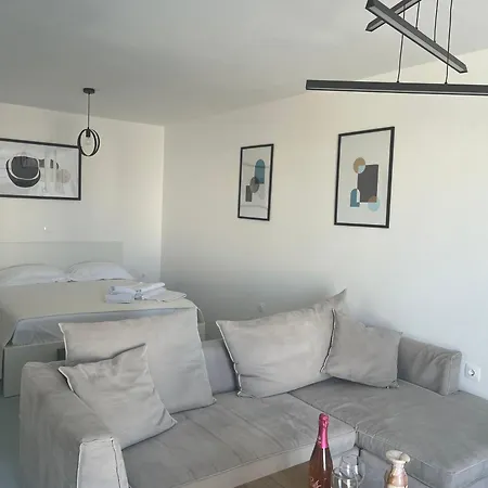 Minimal Grey Pool-front In Appartamento Paro