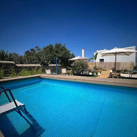 Minimal Grey Pool-front In Apartamento *