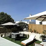 Minimal Grey Pool-front In Apartmán