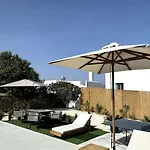 Minimal Grey Pool-front In * Páros