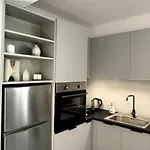 Minimal Grey Pool-front In Apartmán Páros