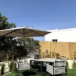 Minimal Grey Pool-front In Apartmán Páros