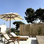 Apartmán Minimal Grey Pool-front In
