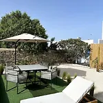 Minimal Grey Pool-front In Apartmán *
