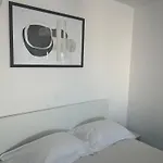 Apartmán Minimal Grey Pool-front In