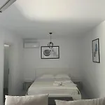 Minimal Grey Pool-front In Apartmán *