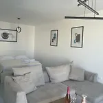 Minimal Grey Pool-front In Apartmán Páros