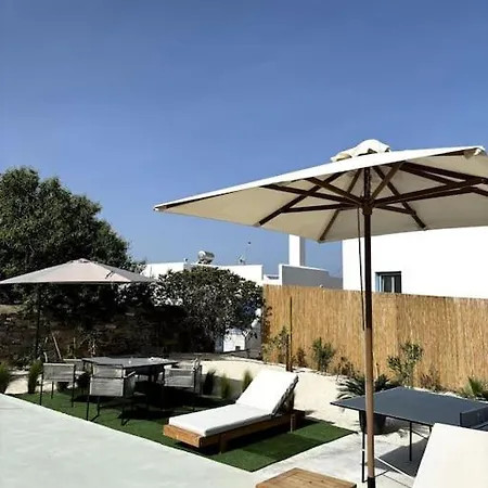 Minimal Grey Pool-front In * Πάρος