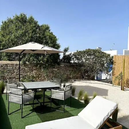 Minimal Grey Pool-front In Διαμέρισμα *
