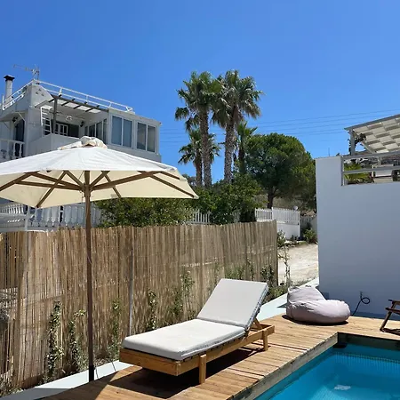 Διαμέρισμα Minimal Grey Pool-front In