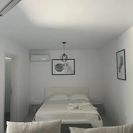 Minimal Grey Pool-front In Apartman *