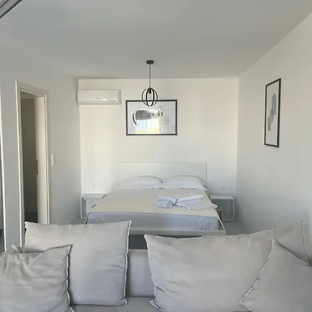 Διαμέρισμα Minimal Grey Pool-front In