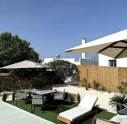 Minimal Grey Pool-front In Διαμέρισμα