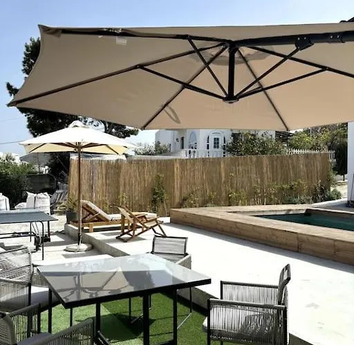 Διαμέρισμα Minimal Grey Pool-front In