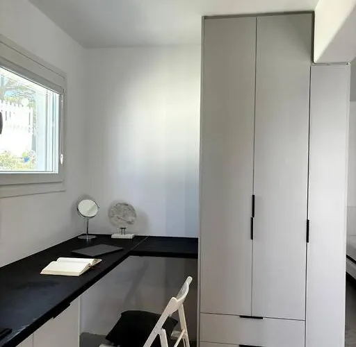 Minimal Grey Pool-front In * Πάρος