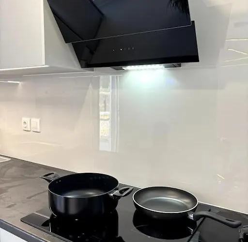 Διαμέρισμα Minimal Grey Pool-front In