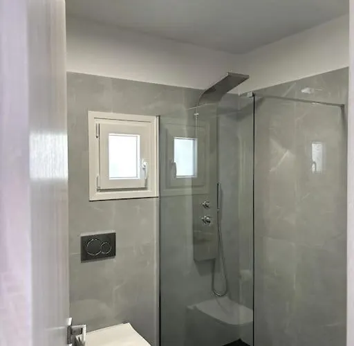 Minimal Grey Pool-front In Διαμέρισμα