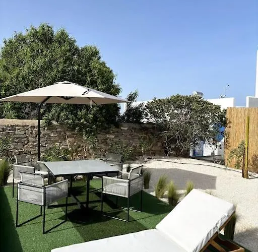 Minimal Grey Pool-front In Διαμέρισμα *