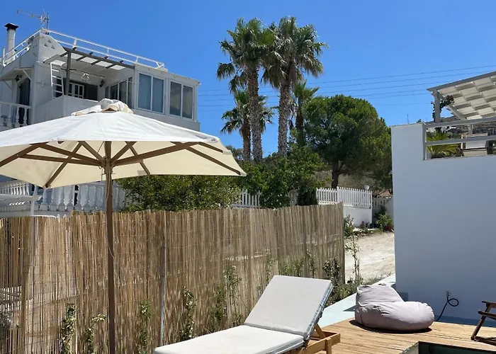 Διαμέρισμα Minimal Grey Pool-front In