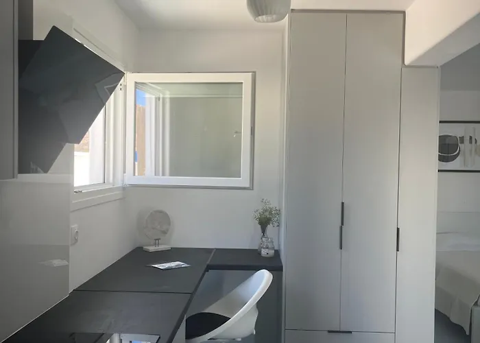 Διαμέρισμα Minimal Grey Pool-front In *