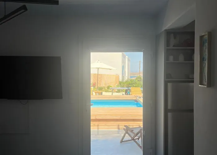 Διαμέρισμα Minimal Grey Pool-front In Πάρος