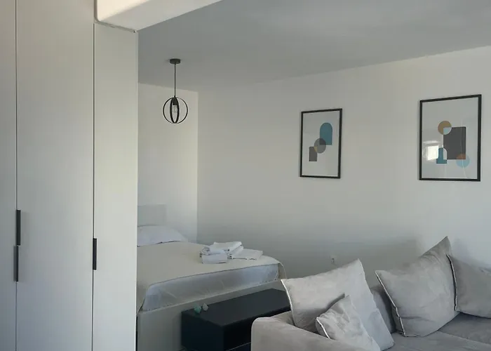 Minimal Grey Pool-front In * Πάρος