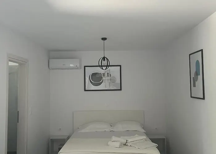 Minimal Grey Pool-front In Διαμέρισμα *