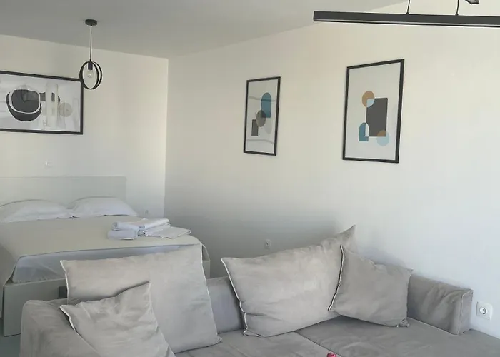 Minimal Grey Pool-front In Διαμέρισμα Πάρος