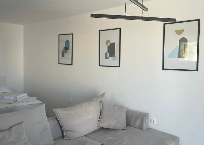 Minimal Grey Pool-front In * Πάρος