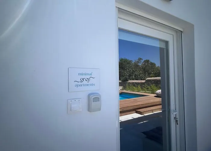 Minimal Grey Pool-front In Διαμέρισμα