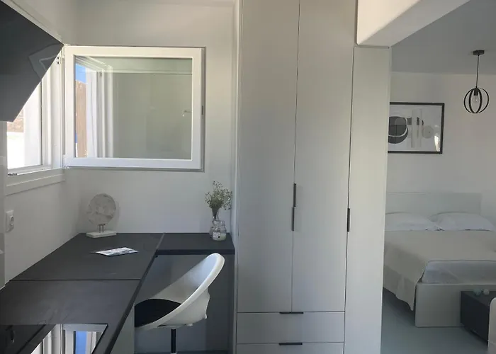 Διαμέρισμα Minimal Grey Pool-front In Πάρος