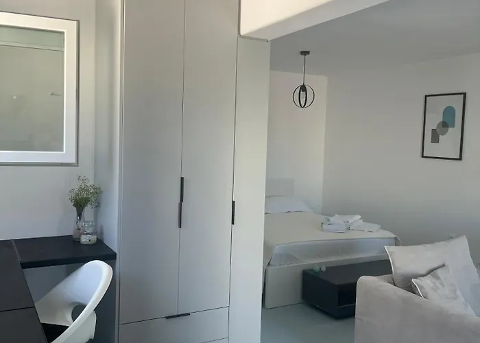 Minimal Grey Pool-front In * Πάρος