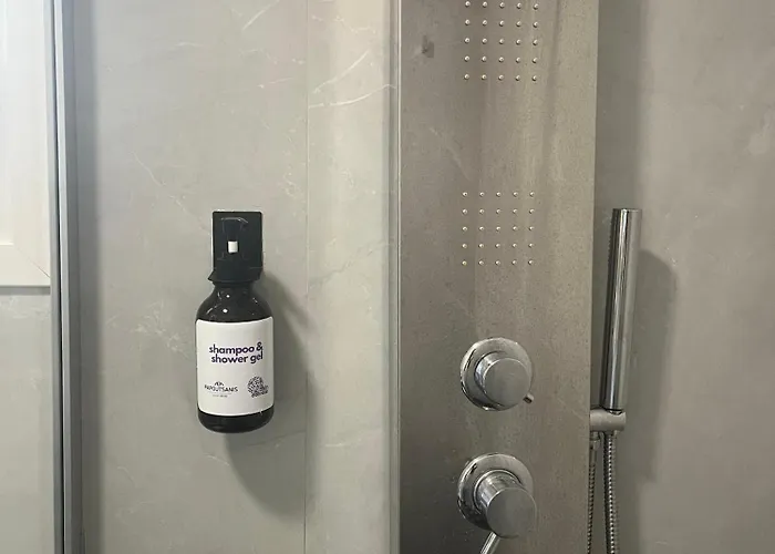 Minimal Grey Pool-front In Διαμέρισμα Πάρος