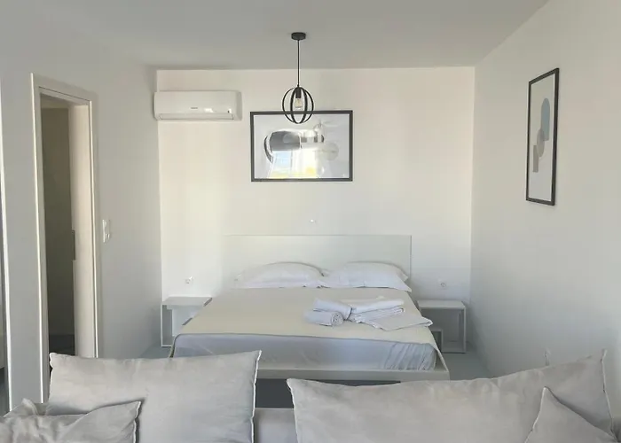 Διαμέρισμα Minimal Grey Pool-front In