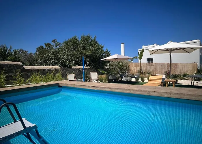 Minimal Grey Pool-front In Διαμέρισμα *